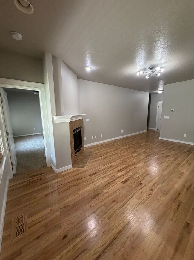 Building Photo - Jayden Village Sub: 4 Bedroom 2 Bath with Community Pool Ten Mile and Ustick