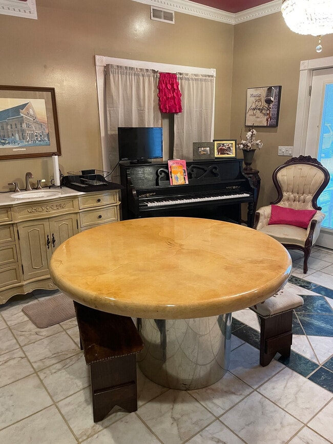 Building Photo - 176 Schools Dr