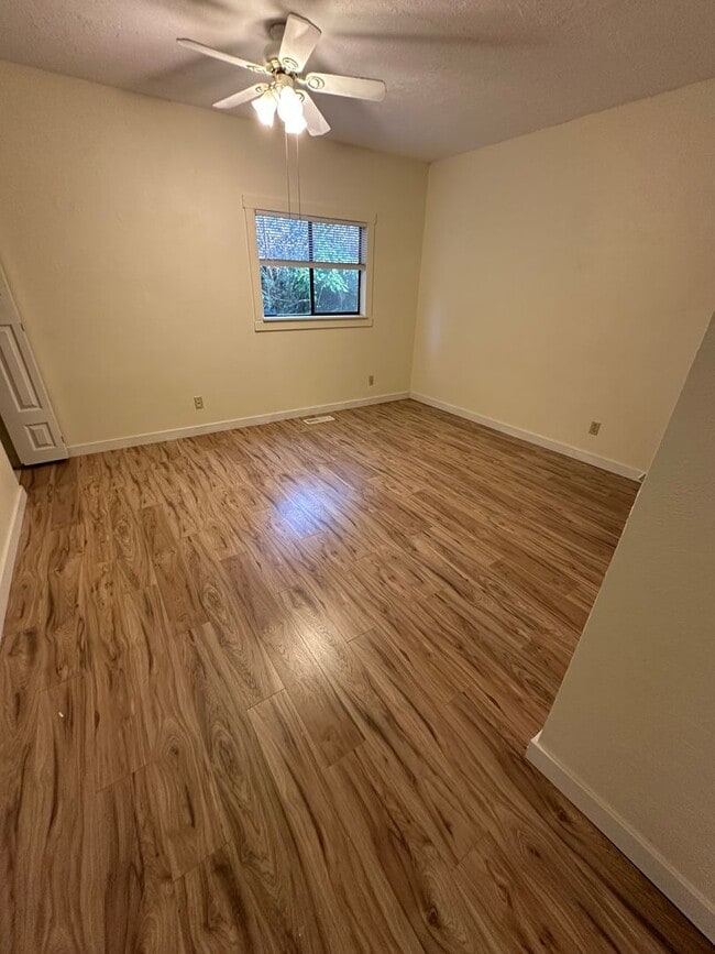 Building Photo - 3 Bed Room 1.5 Bath