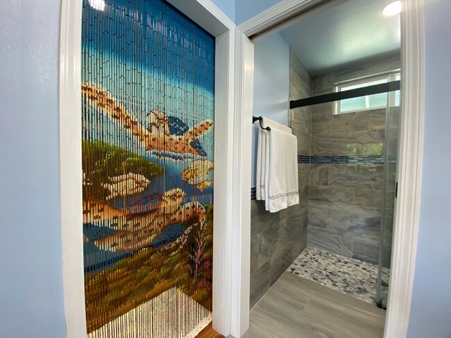 Building Photo - 3-Bed, 2-Bath Custom Furnished Home-Turn K...