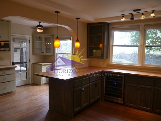 Building Photo - 841 Robertson Way