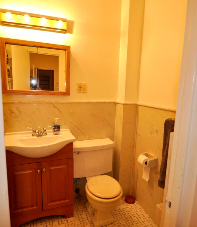 Bathroom - 3000 Spout Run Pkwy