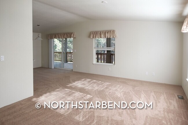 Building Photo - Updated home in Deschutes River Woods