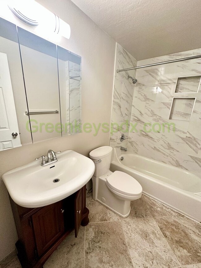 Building Photo - Beautiful Milwaukie 3 Bedroom