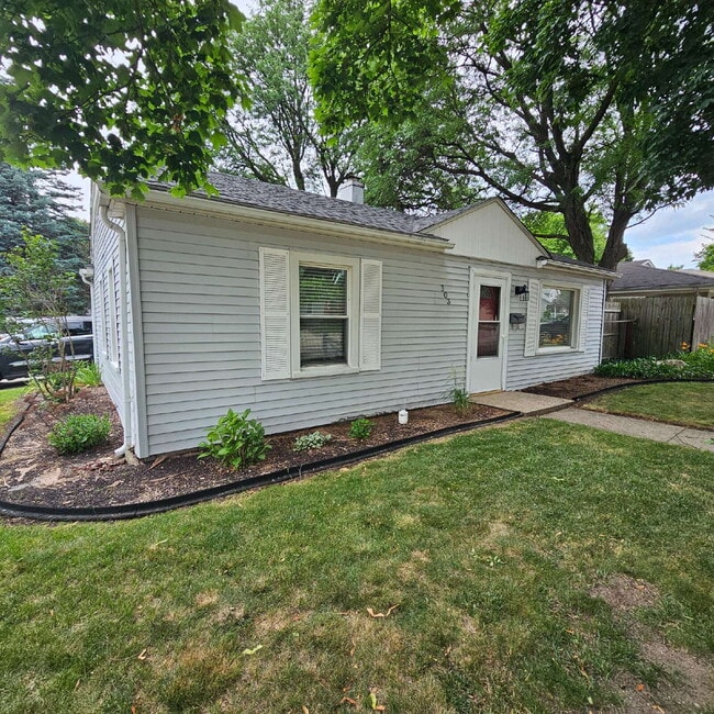 Primary Photo - Charming 2-Bedroom Ranch in Royal Oak – Co...