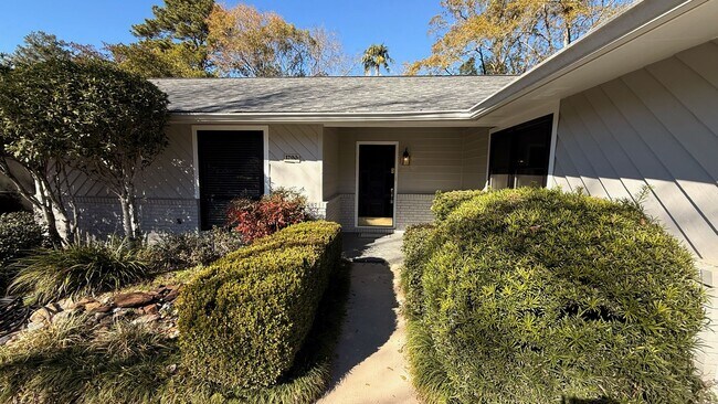 Building Photo - Renovated Home close to TMH avail NOW!!!