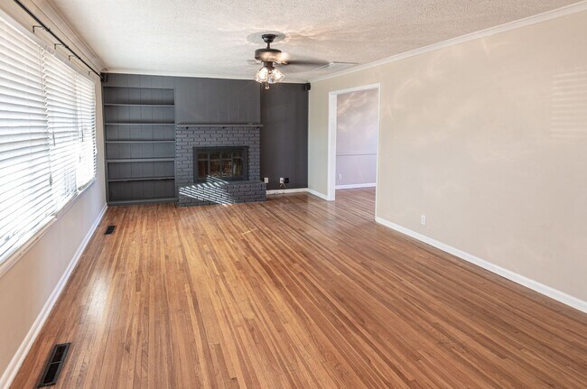 Building Photo - 3-Bed Midtown Home, Large Fenced Yard With Pool