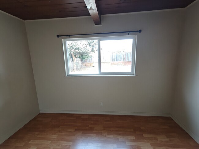 Building Photo - 263 Elmwood Ln