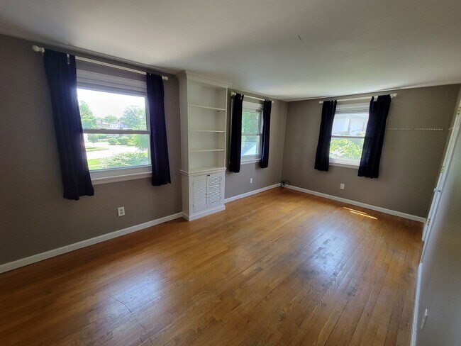 Building Photo - Large 4 bed, 1.5 bath, Over 2,000 square feet.