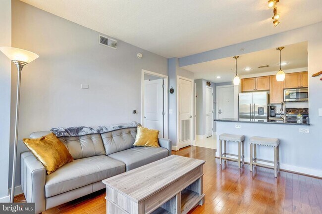 Building Photo - Professionally Managed // 1bedroom 1bathroom// Court House// Parking Included!