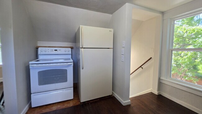 Building Photo - Refurbished 2 Bedroom Upper in Appleton