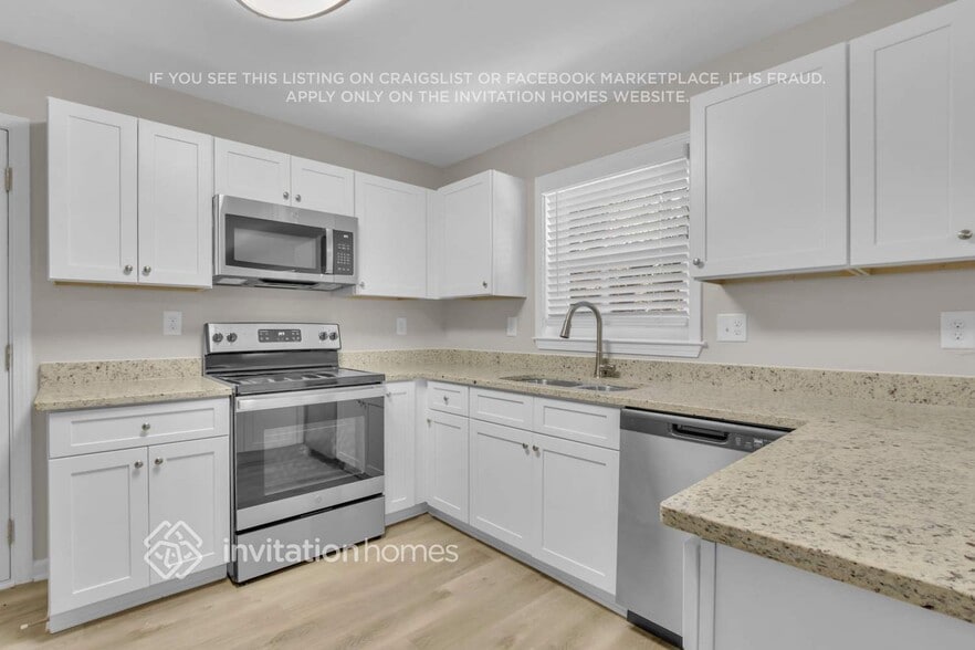 Building Photo - 2875 Laurel Ln