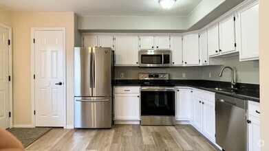 Building Photo - Great Pet friendly 3 Bedroom, 2.5 Bath tow...