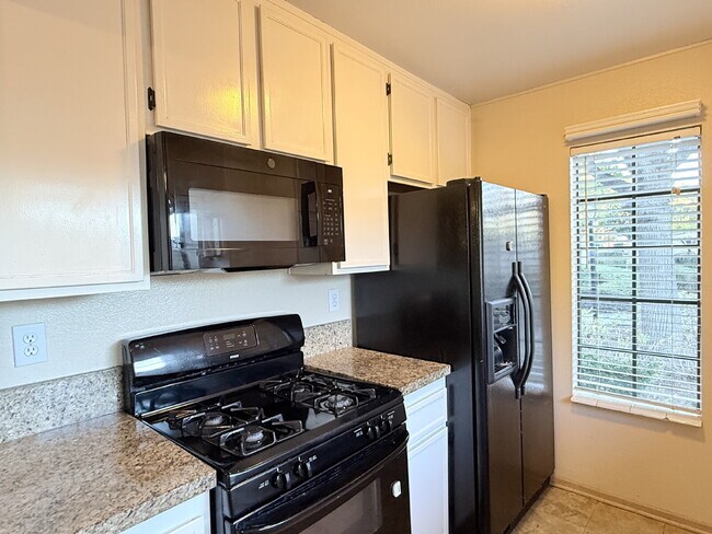 Building Photo - Inviting Rancho Peñasquitos Condo with Poo...