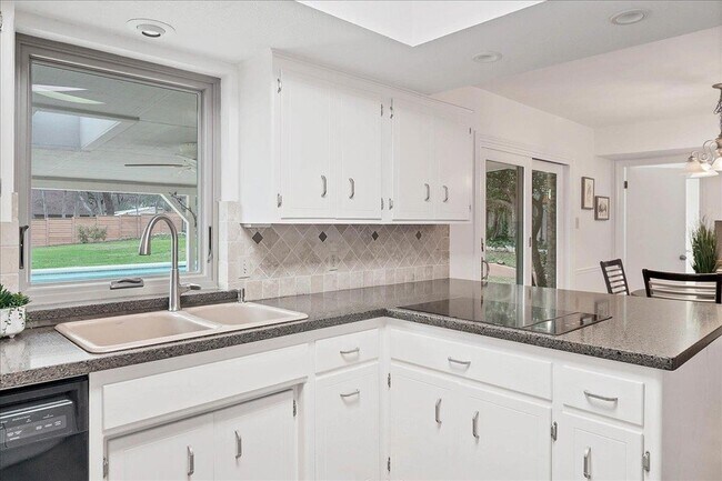 Building Photo - 9502 Castlewood Dr