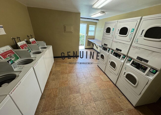 Building Photo - Beautiful 2 Bedroom in Creekside Villas!