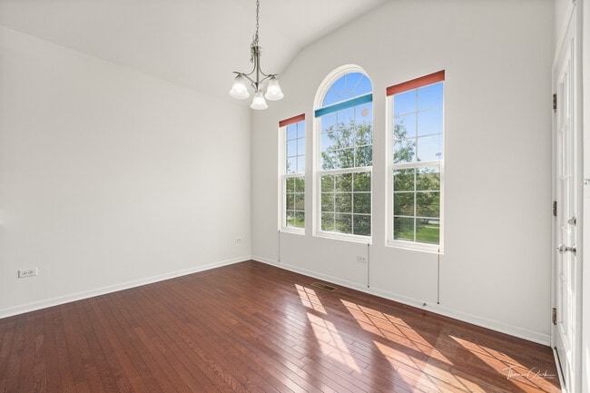 Building Photo - 2528 Dunraven Ave