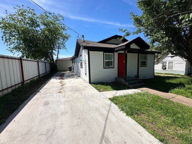 Building Photo - 112 W Wilson St