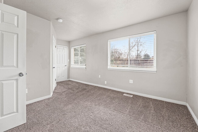 Building Photo - 2576 E Wren Rd