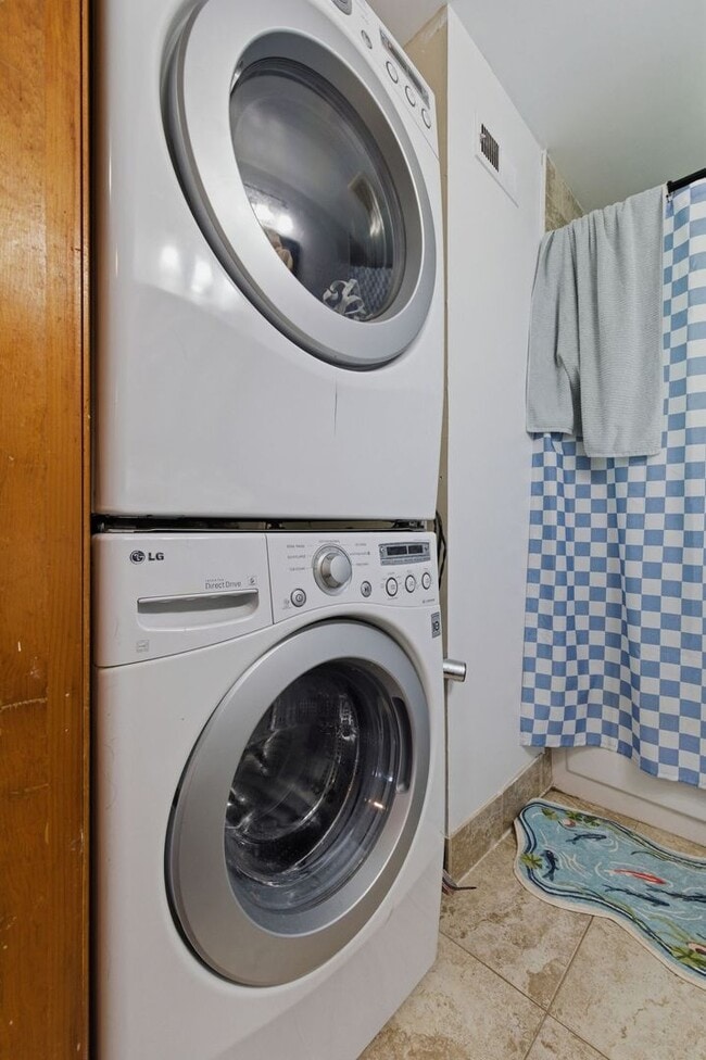 Building Photo - Two Bedroom/One Bathroom Duplex Unit