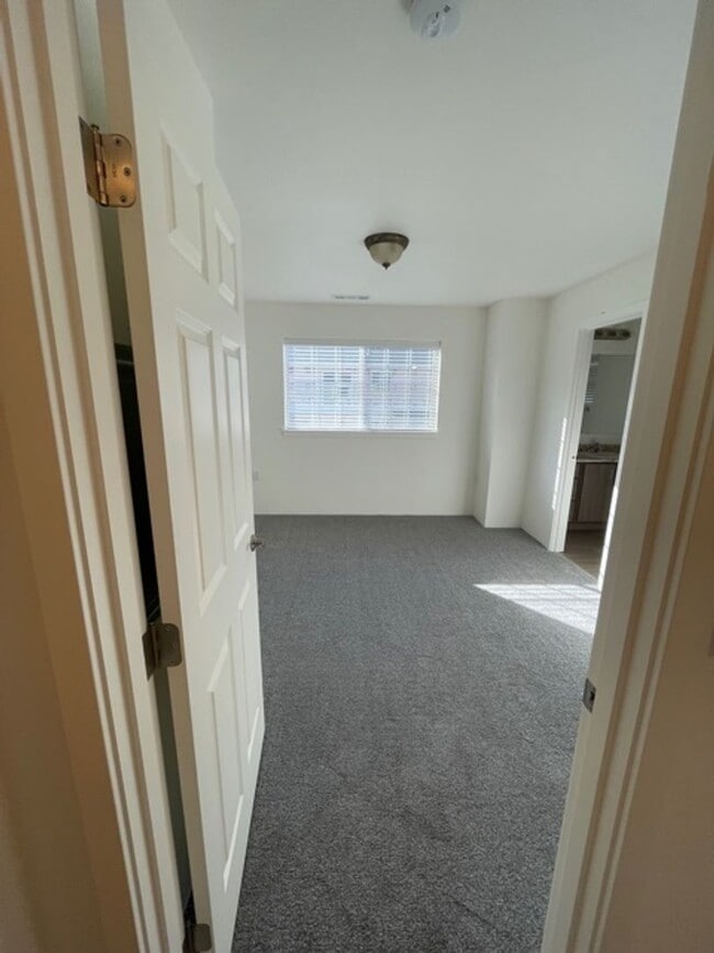 Building Photo - 2 STORY DUPLEX IN THE HEART OF PHOENIX OREGON