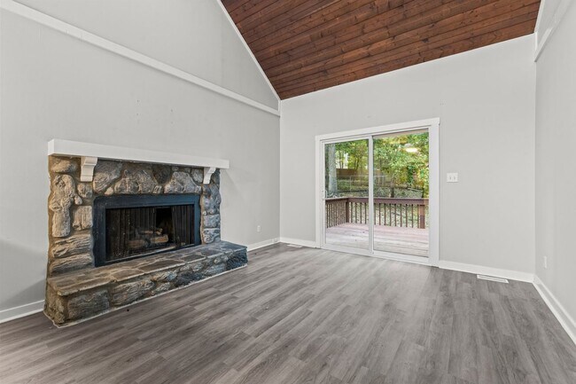 Building Photo - Newly Updated 2 Bedroom, 2 Bath Duplex nea...