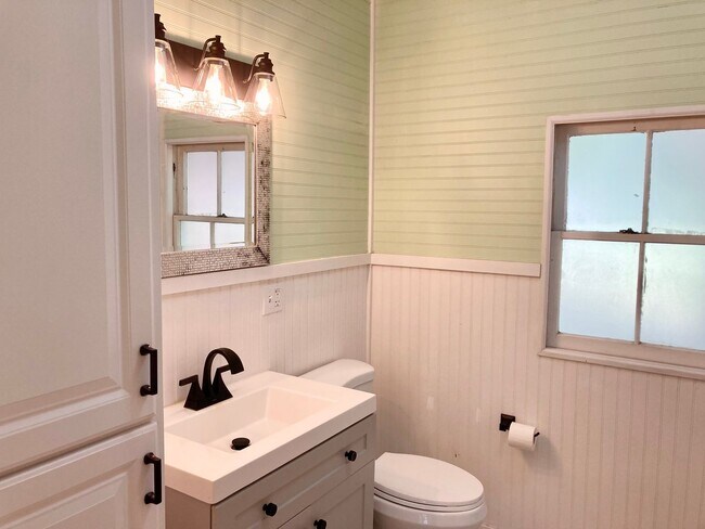 Building Photo - Crystal River Cottage!