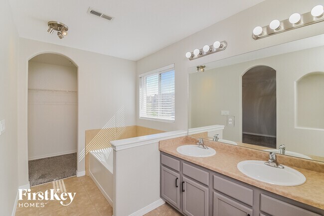 Building Photo - 11885 Wildwood Ridge Dr