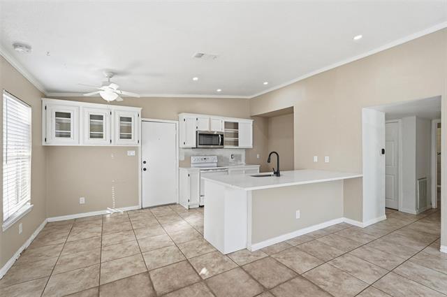 Building Photo - 9420 Kerrville St