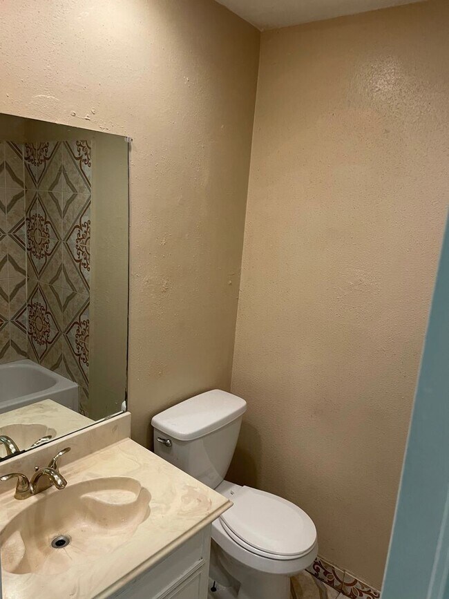 Building Photo - 3 bedroom / 2bath home in Southwest Houston.