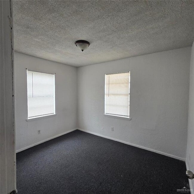 Building Photo - 9 W Roberts Ave