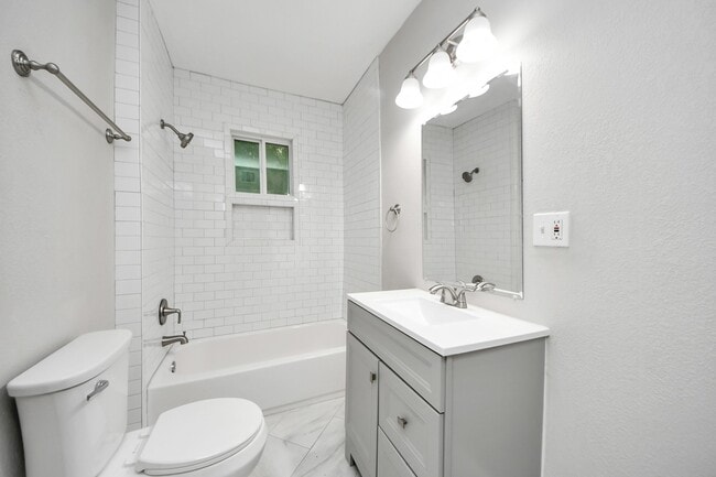 Building Photo - 2817 Truxillo St