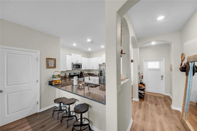 Building Photo - 736 Royal Empress Dr