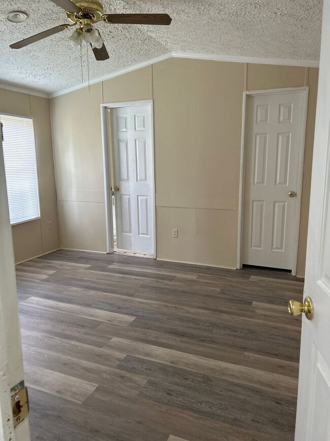 Building Photo - 209 McQueen St