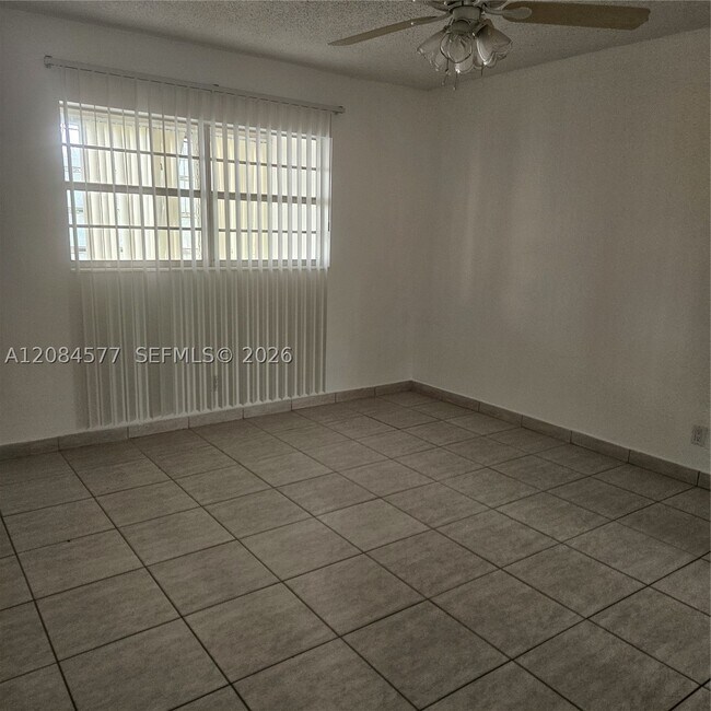 Building Photo - 5021 W Oakland Park Blvd