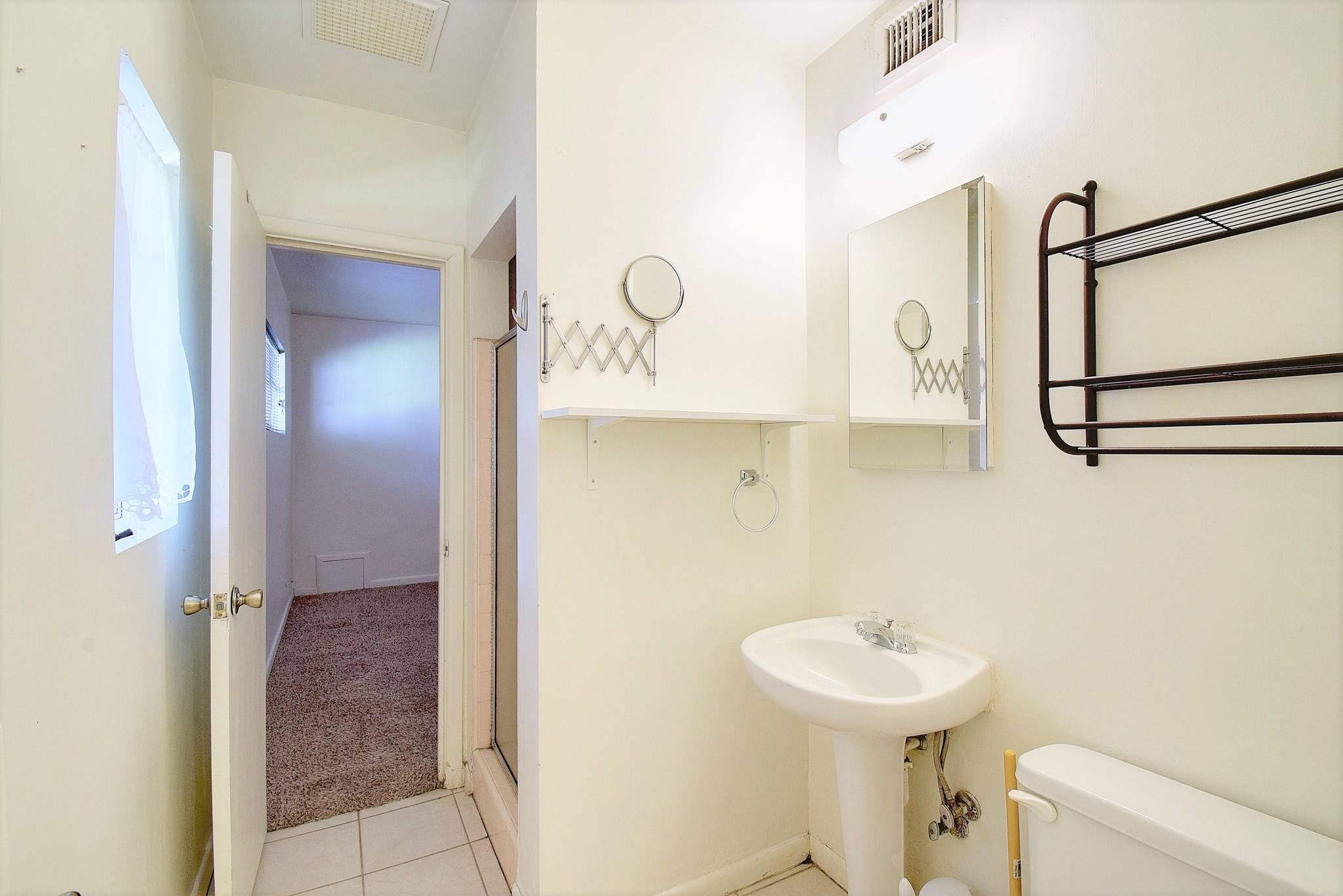 Building Photo - 6804 E 6th St