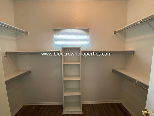 Building Photo - 1829 Carver Dr