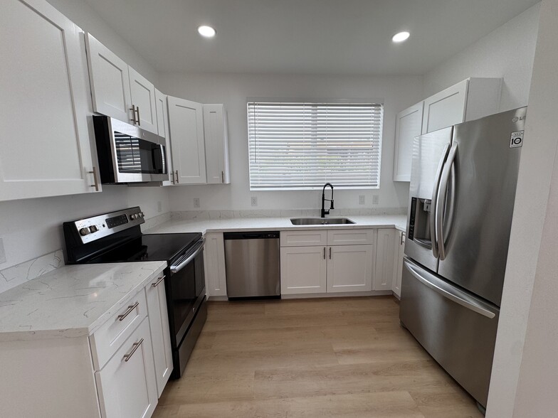 Building Photo - 9608 N 11th Ave