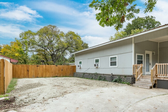 Building Photo - 112 Queenswood Dr