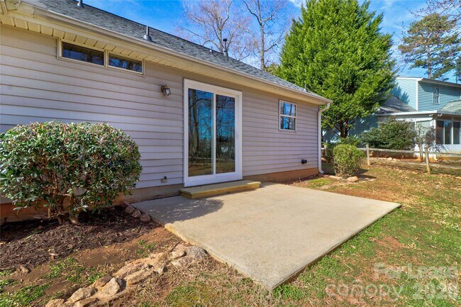 Building Photo - 729 Rebecca Jane Dr