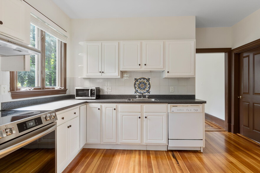 Building Photo - 88 Putnam Ave