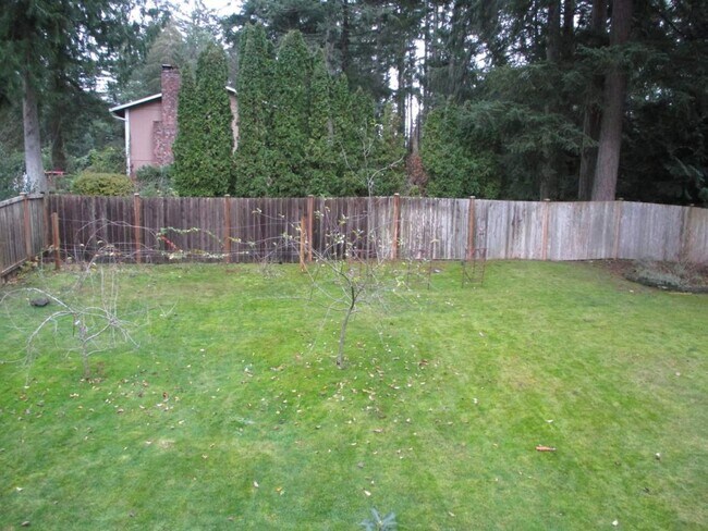 Building Photo - 3 Bedroom + Bonus, 2.5 Bathroom Gig Harbor...
