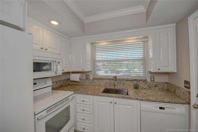 Building Photo - 68 Yacht Club Dr