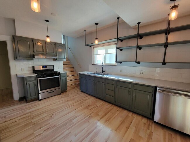 Building Photo - 325 Knapp St NE