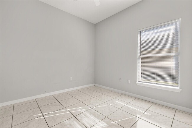 Building Photo - 1000 Vaquero Ln