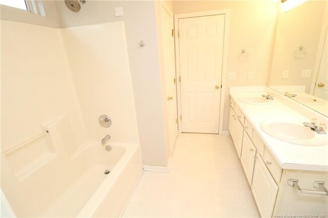 Building Photo - 100 Beverstone Dr