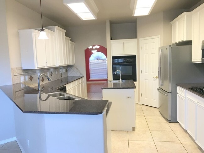 Building Photo - 15313 Guadalupe River Dr