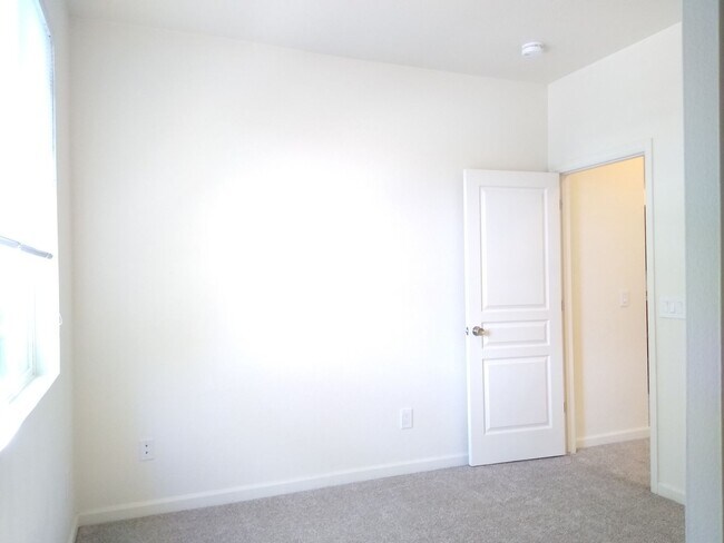 Building Photo - Beautiful and Spacious 3 Bedroom 2 Bath To...