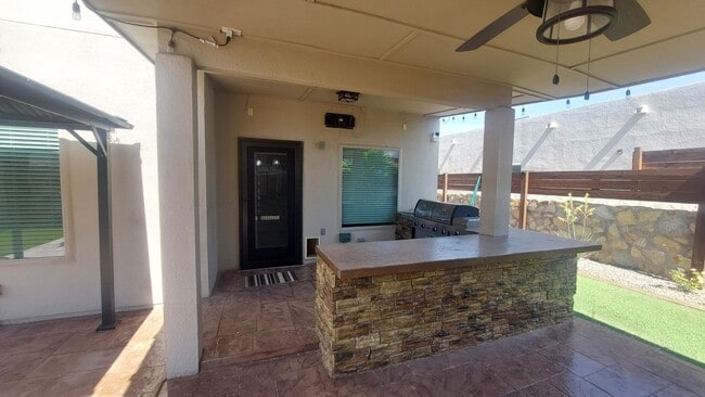 Building Photo - Backyard Oasis!!!  Beautiful 4 bedroom 2.5 bathroom 2 story home on corner lot!