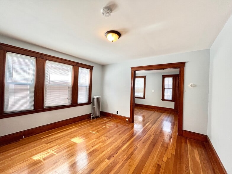 Building Photo - 65 Saxton St